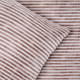 Sødt og elegant stribet junior sengetøj produceret af Oeko-Tex certificeret bomuld.